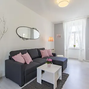  Apartment Center Tina